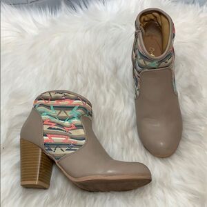 Qupid Dove Grey Leather/Fabric Ankle Booties Sz 6